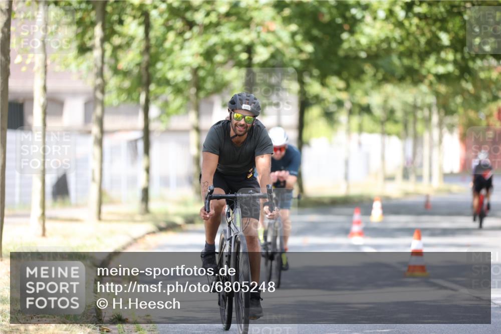 11.08.2024 - GEWOBA Citytriathlon Bremen H.Heesch http://msf.ph/oto/6805248 11.08.2024 12:11:03 Radfahren 824, 856, 876, 992, 1016 meine-sportfotos.de