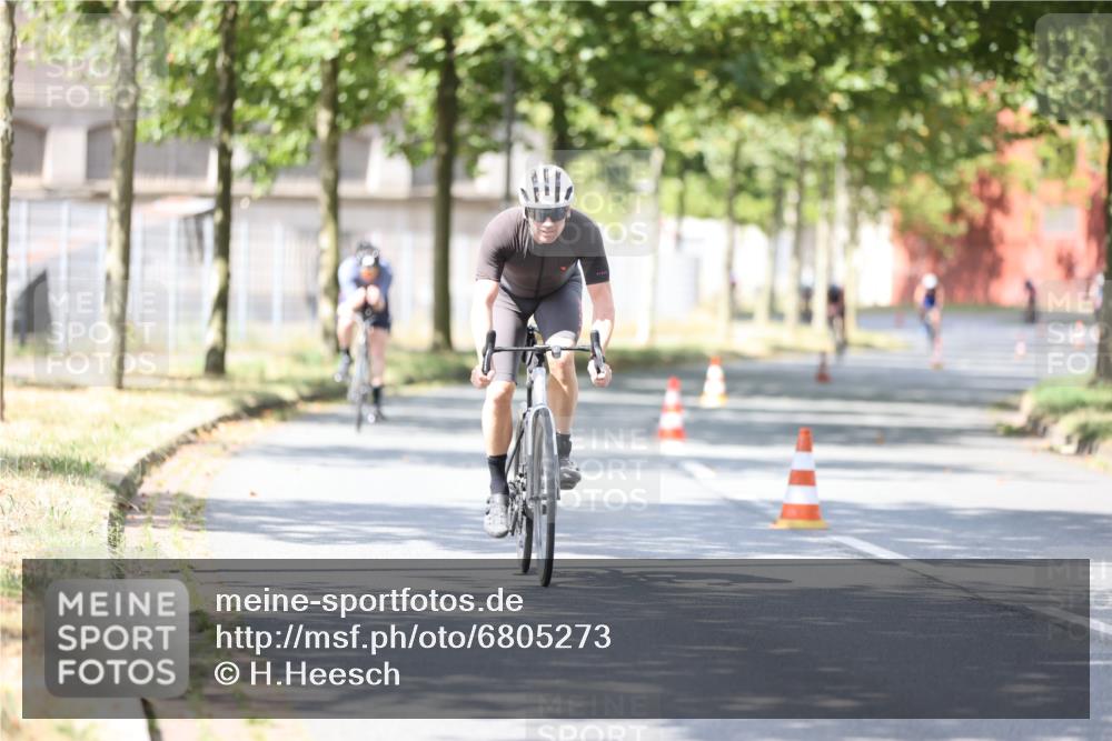 11.08.2024 - GEWOBA Citytriathlon Bremen H.Heesch http://msf.ph/oto/6805273 11.08.2024 12:20:07 Radfahren 770, 783, 836, 845, 877, 903, 911, 926, 1040 meine-sportfotos.de