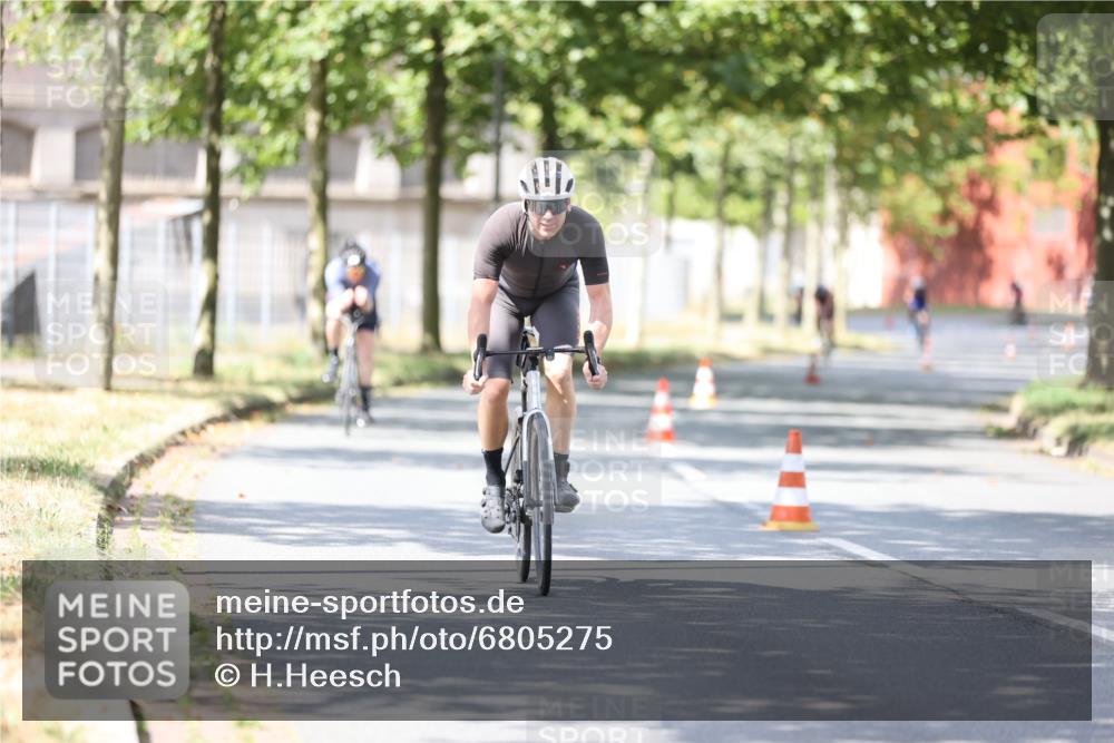 11.08.2024 - GEWOBA Citytriathlon Bremen H.Heesch http://msf.ph/oto/6805275 11.08.2024 12:20:07 Radfahren 770, 783, 836, 845, 877, 903, 911, 926, 1040 meine-sportfotos.de