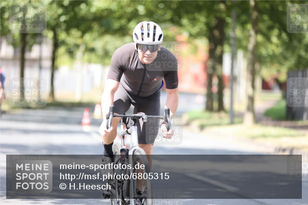 11.08.2024 - GEWOBA Citytriathlon Bremen H.Heesch http://msf.ph/oto/6805315 11.08.2024 12:20:08 Radfahren 770, 783, 836, 845, 877, 903, 911, 926, 1040 meine-sportfotos.de