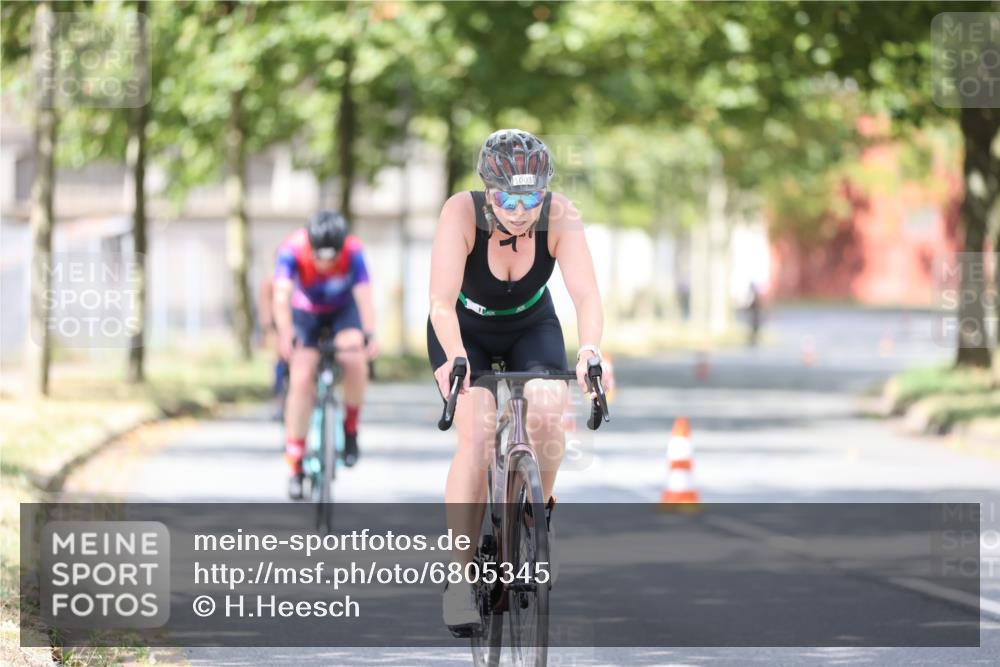 11.08.2024 - GEWOBA Citytriathlon Bremen H.Heesch http://msf.ph/oto/6805345 11.08.2024 12:11:33 Radfahren 891, 898, 987, 1003, 1005, 1034 meine-sportfotos.de