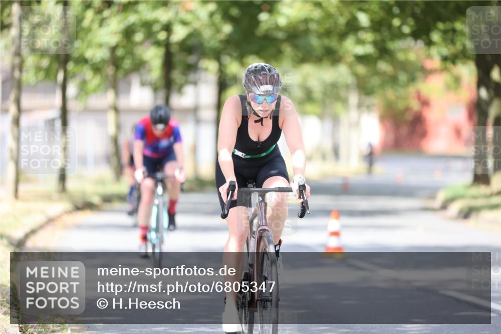 11.08.2024 - GEWOBA Citytriathlon Bremen H.Heesch http://msf.ph/oto/6805347 11.08.2024 12:11:34 Radfahren 891, 898, 987, 1003, 1005, 1034 meine-sportfotos.de