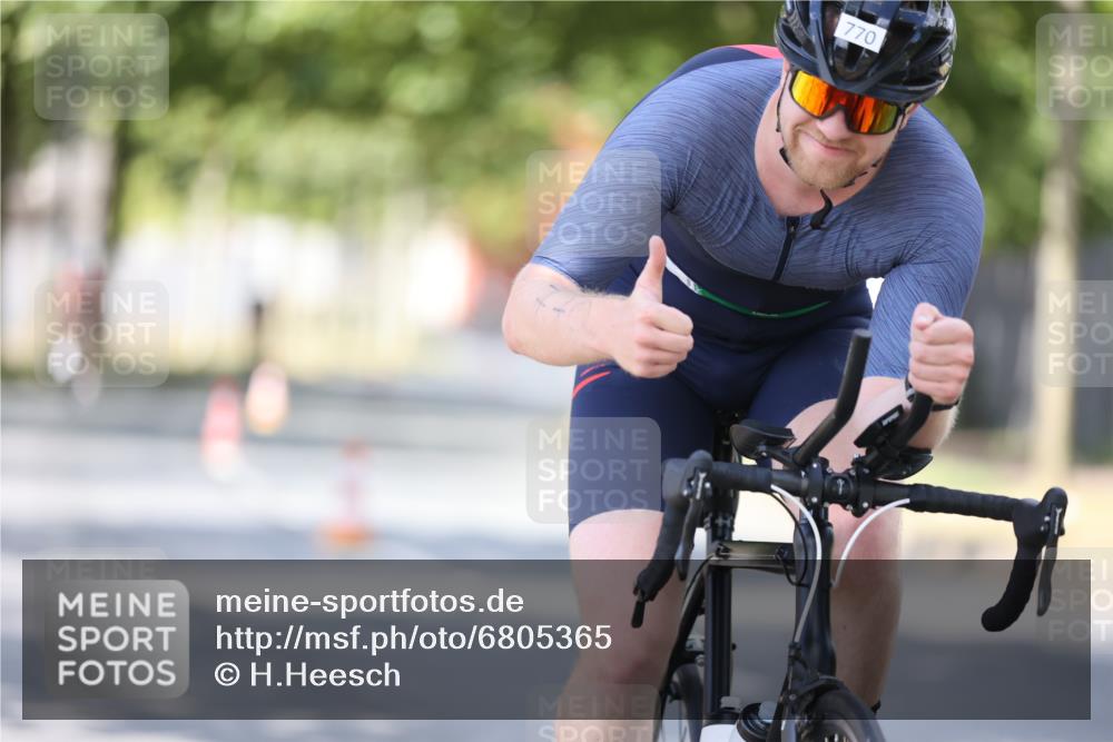 11.08.2024 - GEWOBA Citytriathlon Bremen H.Heesch http://msf.ph/oto/6805365 11.08.2024 12:20:11 Radfahren 770, 783, 836, 845, 877, 903, 911, 926, 995, 1029 meine-sportfotos.de