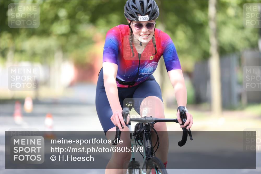 11.08.2024 - GEWOBA Citytriathlon Bremen H.Heesch http://msf.ph/oto/6805378 11.08.2024 12:11:35 Radfahren 891, 898, 987, 1003, 1005, 1034 meine-sportfotos.de