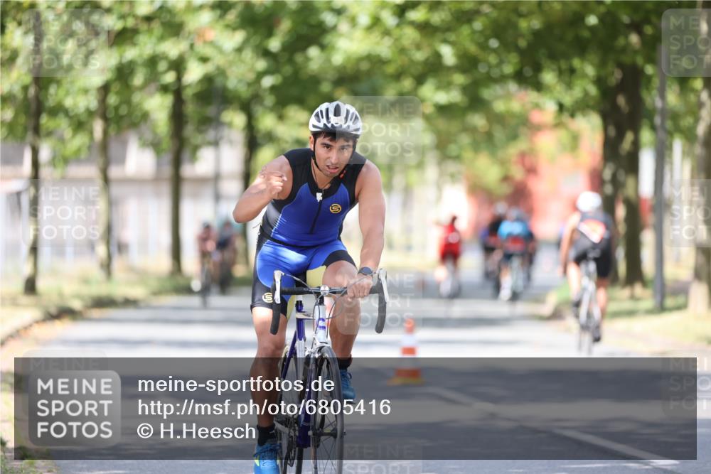11.08.2024 - GEWOBA Citytriathlon Bremen H.Heesch http://msf.ph/oto/6805416 11.08.2024 12:20:18 Radfahren 770, 836, 890, 903, 911, 995, 1029 meine-sportfotos.de