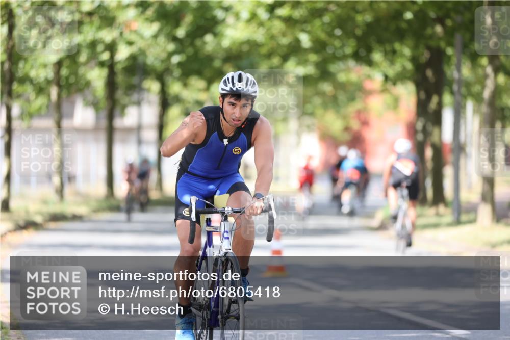 11.08.2024 - GEWOBA Citytriathlon Bremen H.Heesch http://msf.ph/oto/6805418 11.08.2024 12:20:19 Radfahren 770, 836, 890, 903, 911, 995, 1029 meine-sportfotos.de