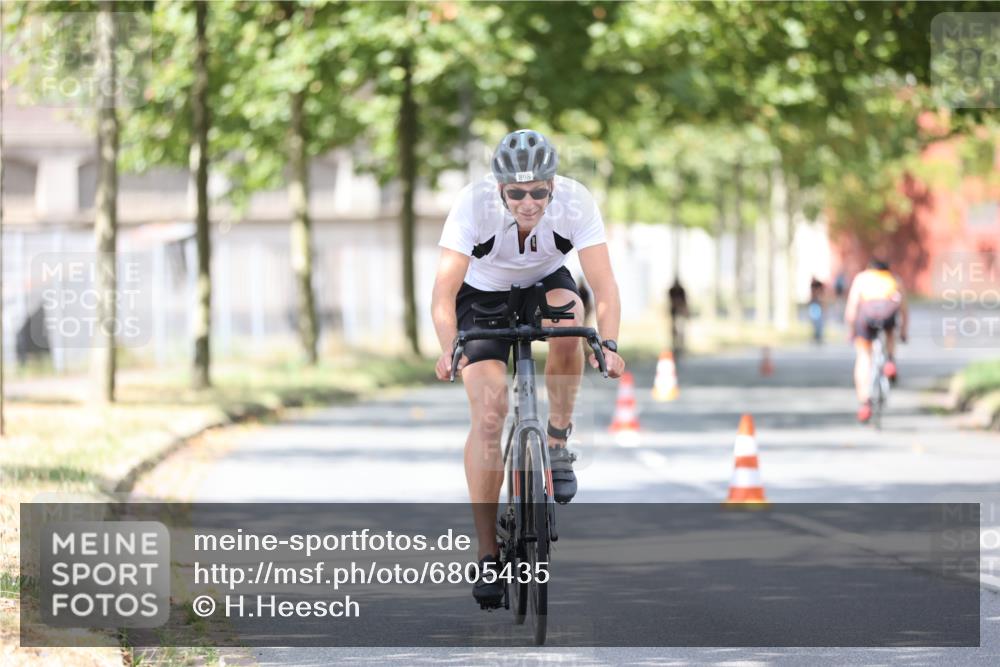 11.08.2024 - GEWOBA Citytriathlon Bremen H.Heesch http://msf.ph/oto/6805435 11.08.2024 12:11:43 Radfahren 781, 823, 898, 987, 1003, 1005, 1017, 1034 meine-sportfotos.de