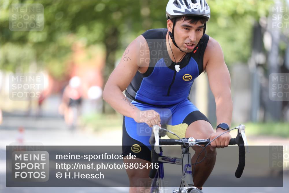 11.08.2024 - GEWOBA Citytriathlon Bremen H.Heesch http://msf.ph/oto/6805446 11.08.2024 12:20:19 Radfahren 770, 836, 890, 903, 911, 995, 1029 meine-sportfotos.de