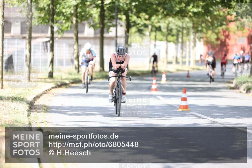 11.08.2024 - GEWOBA Citytriathlon Bremen H.Heesch http://msf.ph/oto/6805448 11.08.2024 12:20:22 Radfahren 770, 836, 890, 903, 927, 995, 1029 meine-sportfotos.de