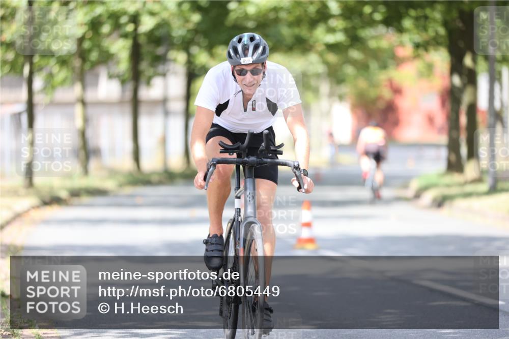 11.08.2024 - GEWOBA Citytriathlon Bremen H.Heesch http://msf.ph/oto/6805449 11.08.2024 12:11:43 Radfahren 781, 823, 898, 987, 1003, 1005, 1017, 1034 meine-sportfotos.de