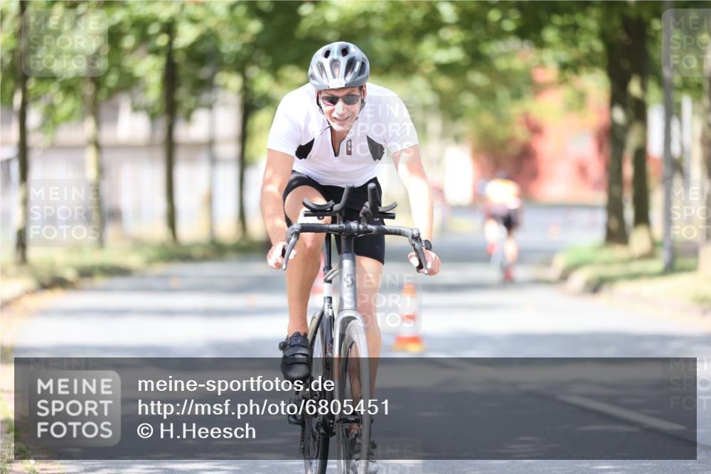 11.08.2024 - GEWOBA Citytriathlon Bremen H.Heesch http://msf.ph/oto/6805451 11.08.2024 12:11:44 Radfahren 781, 823, 898, 987, 1003, 1005, 1017, 1034 meine-sportfotos.de