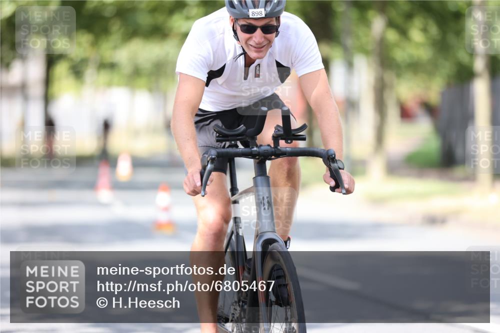 11.08.2024 - GEWOBA Citytriathlon Bremen H.Heesch http://msf.ph/oto/6805467 11.08.2024 12:11:44 Radfahren 781, 823, 898, 987, 1003, 1005, 1017, 1034 meine-sportfotos.de