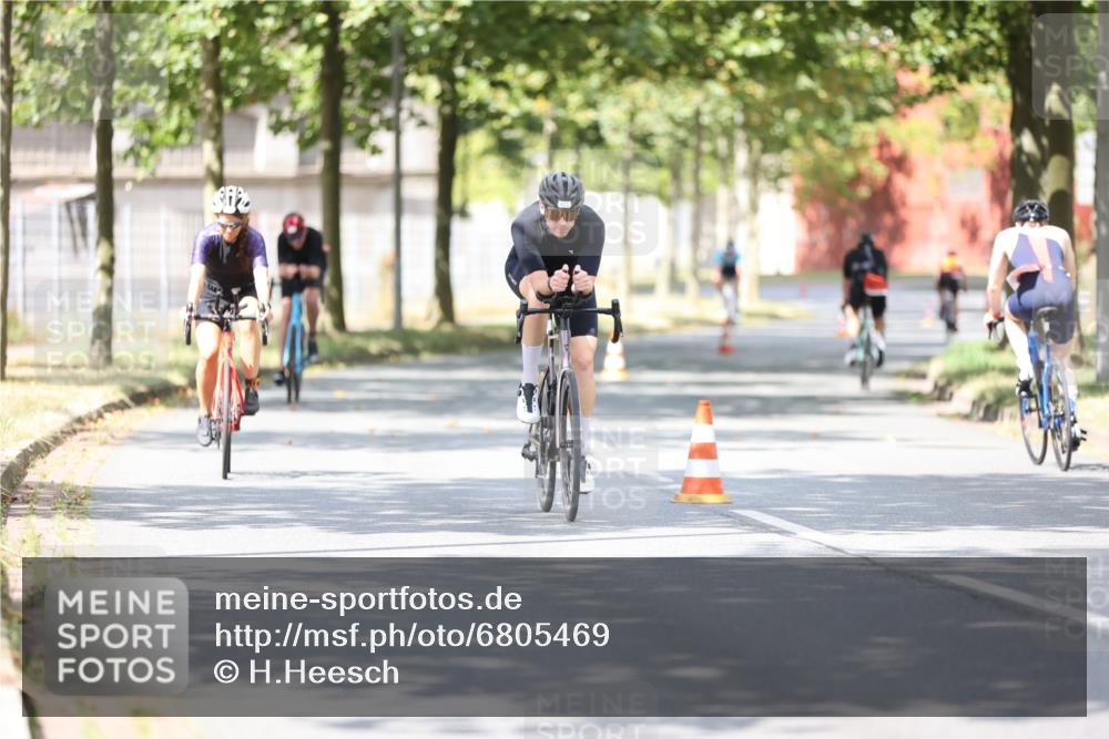 11.08.2024 - GEWOBA Citytriathlon Bremen H.Heesch http://msf.ph/oto/6805469 11.08.2024 12:11:49 Radfahren 781, 823, 898, 1017, 1038 meine-sportfotos.de
