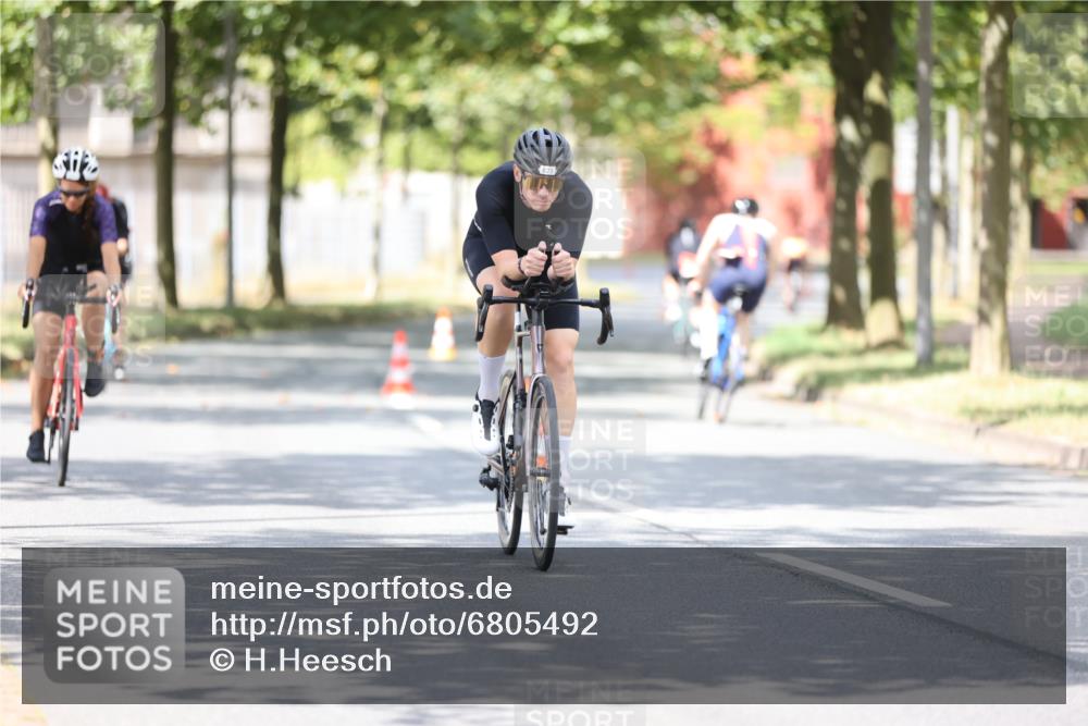 11.08.2024 - GEWOBA Citytriathlon Bremen H.Heesch http://msf.ph/oto/6805492 11.08.2024 12:11:49 Radfahren 781, 823, 898, 1017, 1038 meine-sportfotos.de