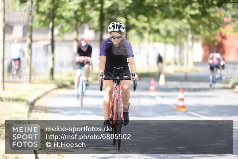 11.08.2024 - GEWOBA Citytriathlon Bremen H.Heesch http://msf.ph/oto/6805502 11.08.2024 12:11:50 Radfahren 781, 823, 898, 1017, 1038 meine-sportfotos.de