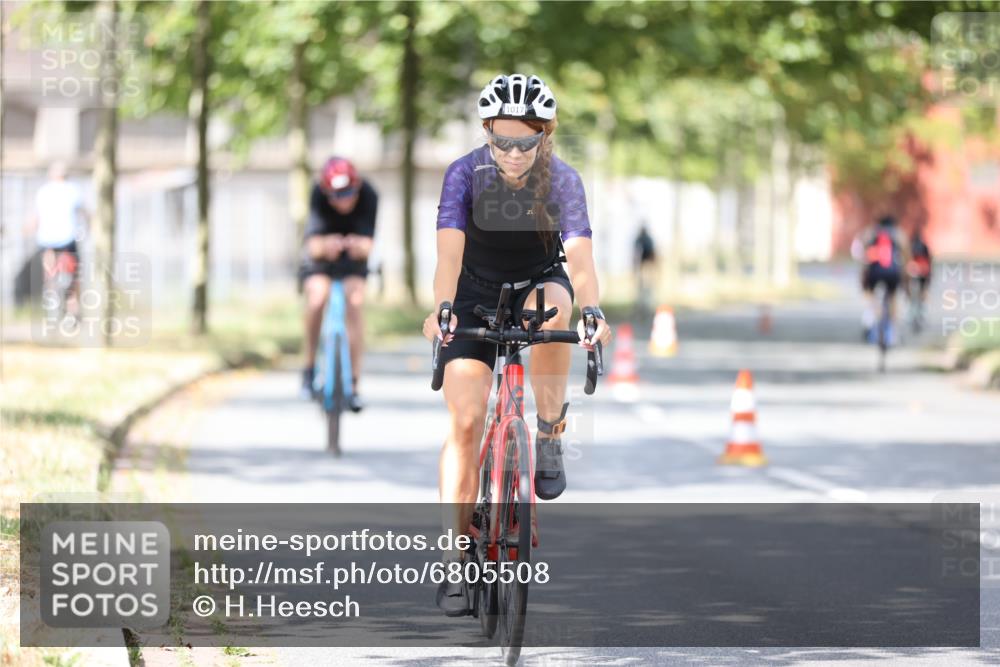 11.08.2024 - GEWOBA Citytriathlon Bremen H.Heesch http://msf.ph/oto/6805508 11.08.2024 12:11:51 Radfahren 781, 823, 898, 1017, 1038 meine-sportfotos.de