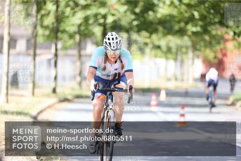 11.08.2024 - GEWOBA Citytriathlon Bremen H.Heesch http://msf.ph/oto/6805511 11.08.2024 12:20:25 Radfahren 759, 836, 890, 903, 927, 995, 1029 meine-sportfotos.de