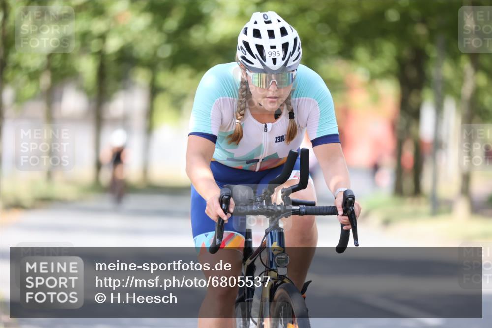 11.08.2024 - GEWOBA Citytriathlon Bremen H.Heesch http://msf.ph/oto/6805537 11.08.2024 12:20:25 Radfahren 759, 836, 890, 903, 927, 995, 1029 meine-sportfotos.de