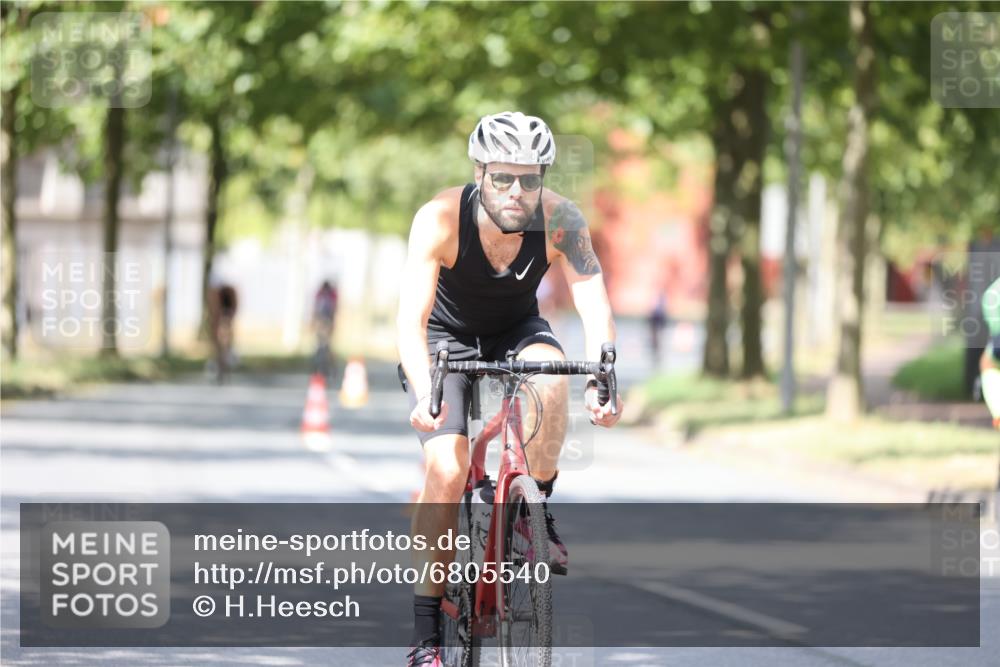 11.08.2024 - GEWOBA Citytriathlon Bremen H.Heesch http://msf.ph/oto/6805540 11.08.2024 12:20:30 Radfahren 759, 836, 853, 890, 927, 995, 1029 meine-sportfotos.de