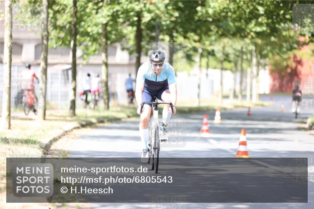 11.08.2024 - GEWOBA Citytriathlon Bremen H.Heesch http://msf.ph/oto/6805543 11.08.2024 12:11:57 Radfahren 781, 823, 1017, 1038 meine-sportfotos.de