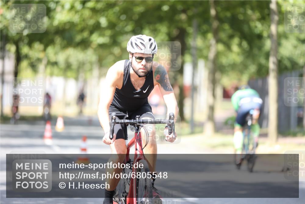 11.08.2024 - GEWOBA Citytriathlon Bremen H.Heesch http://msf.ph/oto/6805548 11.08.2024 12:20:30 Radfahren 759, 836, 853, 890, 927, 995, 1029 meine-sportfotos.de