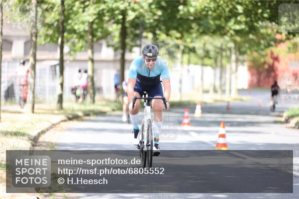 11.08.2024 - GEWOBA Citytriathlon Bremen H.Heesch http://msf.ph/oto/6805552 11.08.2024 12:11:57 Radfahren 781, 823, 1017, 1038 meine-sportfotos.de