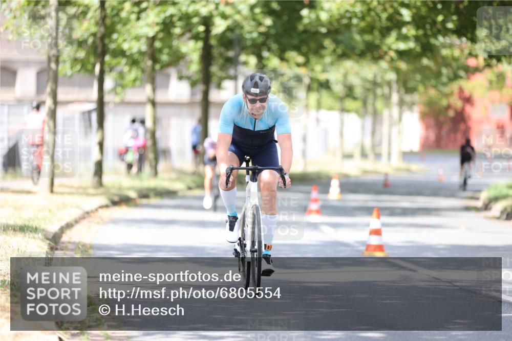 11.08.2024 - GEWOBA Citytriathlon Bremen H.Heesch http://msf.ph/oto/6805554 11.08.2024 12:11:58 Radfahren 781, 823, 1017, 1038 meine-sportfotos.de
