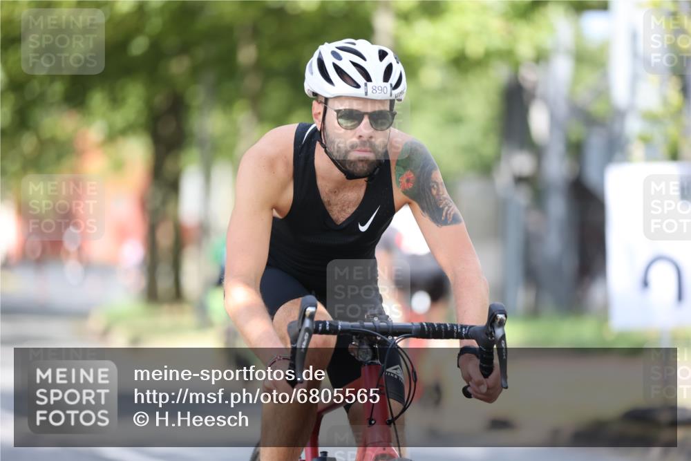 11.08.2024 - GEWOBA Citytriathlon Bremen H.Heesch http://msf.ph/oto/6805565 11.08.2024 12:20:31 Radfahren 759, 836, 843, 853, 890, 927, 995, 1029 meine-sportfotos.de