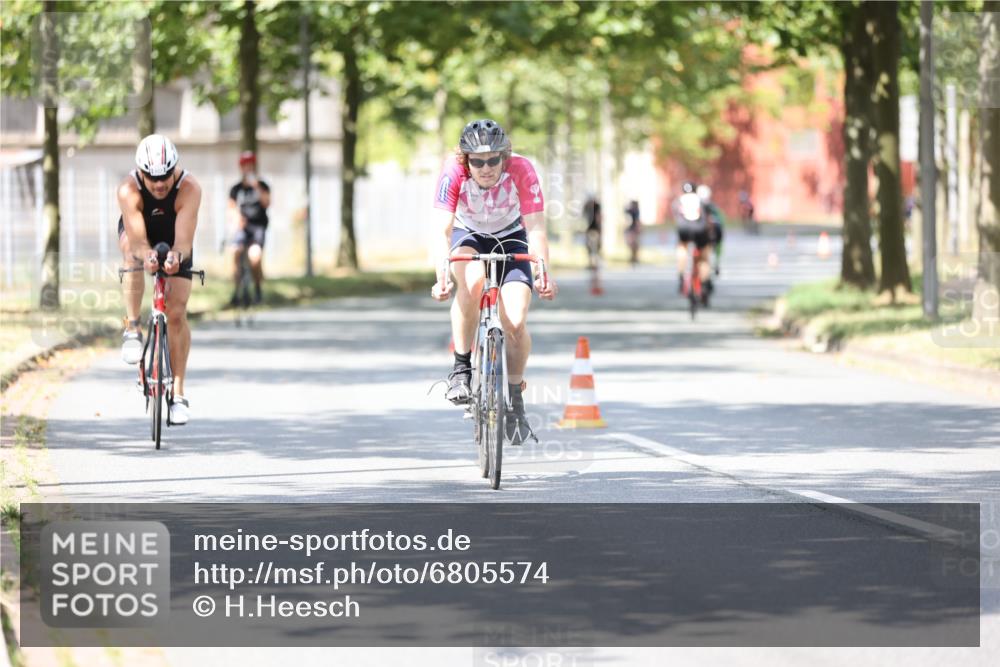 11.08.2024 - GEWOBA Citytriathlon Bremen H.Heesch http://msf.ph/oto/6805574 11.08.2024 12:20:35 Radfahren 759, 806, 826, 843, 853, 890, 927, 1029 meine-sportfotos.de