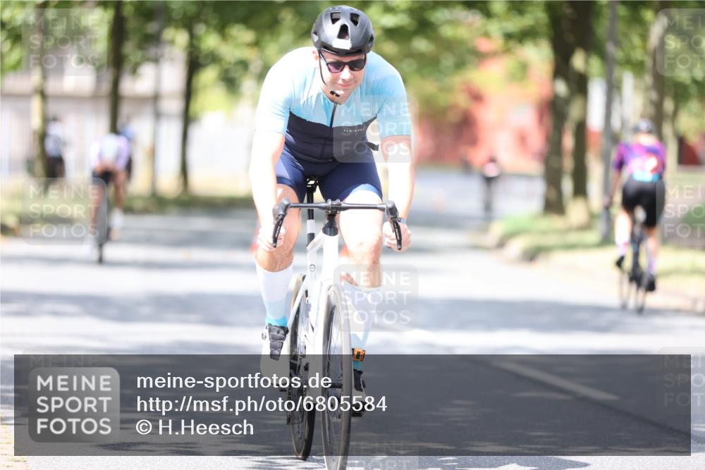 11.08.2024 - GEWOBA Citytriathlon Bremen H.Heesch http://msf.ph/oto/6805584 11.08.2024 12:11:58 Radfahren 781, 823, 1017, 1038 meine-sportfotos.de