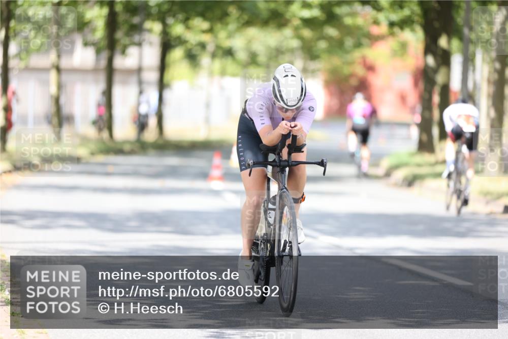11.08.2024 - GEWOBA Citytriathlon Bremen H.Heesch http://msf.ph/oto/6805592 11.08.2024 12:12:00 Radfahren 781, 823, 1017, 1038 meine-sportfotos.de