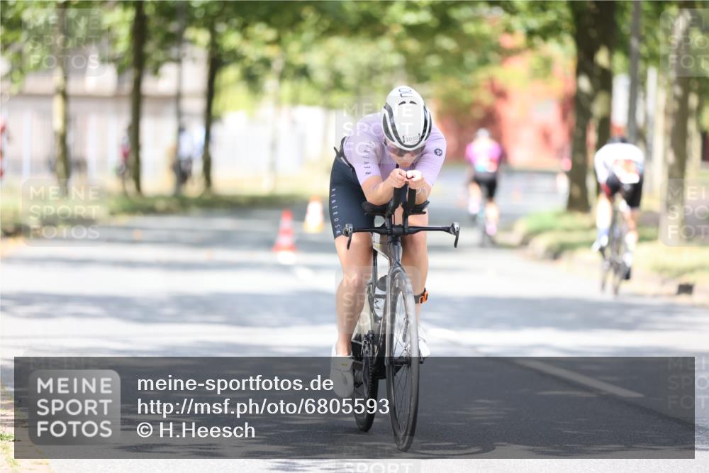 11.08.2024 - GEWOBA Citytriathlon Bremen H.Heesch http://msf.ph/oto/6805593 11.08.2024 12:12:01 Radfahren 781, 823, 1017, 1038 meine-sportfotos.de