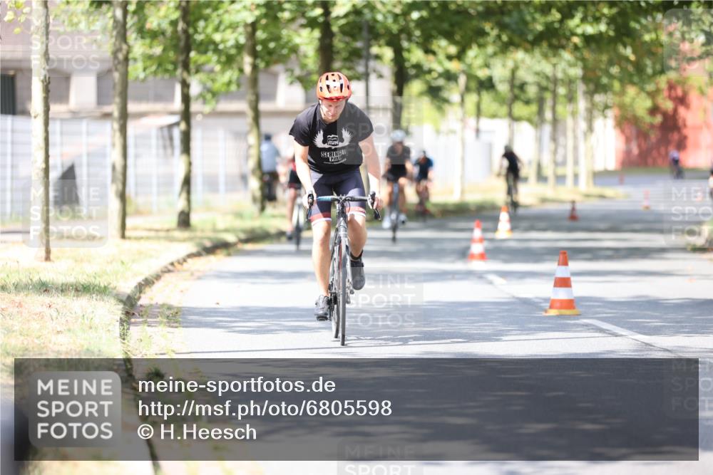 11.08.2024 - GEWOBA Citytriathlon Bremen H.Heesch http://msf.ph/oto/6805598 11.08.2024 12:20:39 Radfahren 759, 806, 826, 843, 853, 927 meine-sportfotos.de