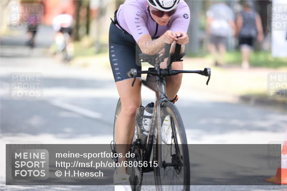 11.08.2024 - GEWOBA Citytriathlon Bremen H.Heesch http://msf.ph/oto/6805615 11.08.2024 12:12:01 Radfahren 781, 823, 1017, 1038 meine-sportfotos.de
