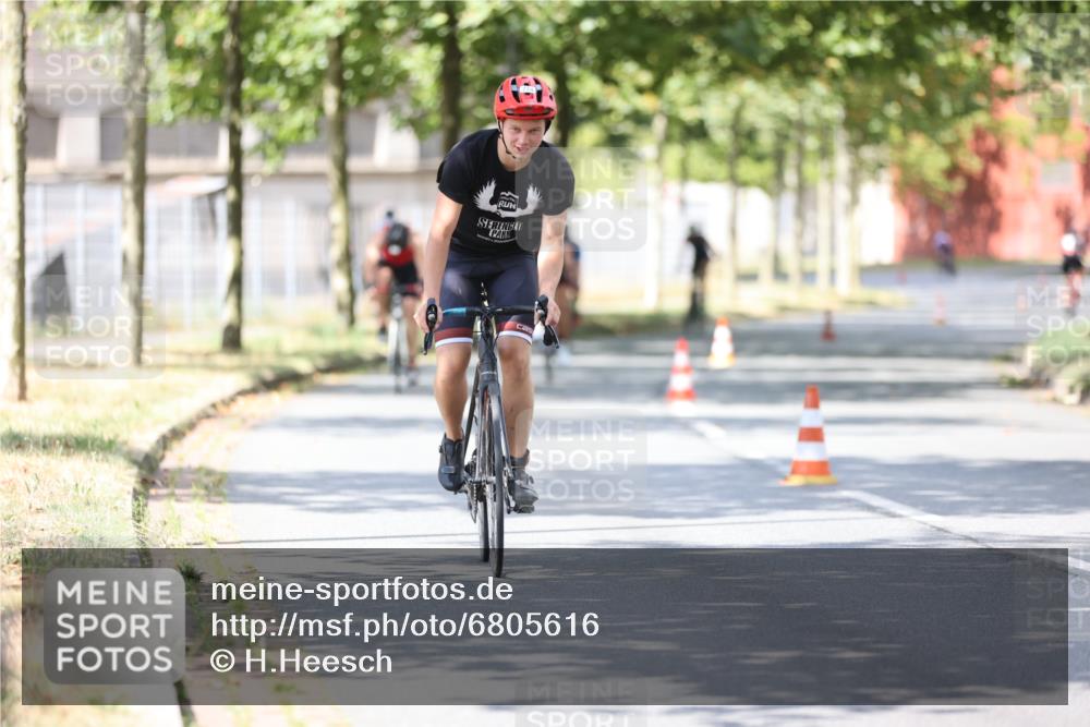 11.08.2024 - GEWOBA Citytriathlon Bremen H.Heesch http://msf.ph/oto/6805616 11.08.2024 12:20:40 Radfahren 759, 806, 826, 843, 853, 927 meine-sportfotos.de
