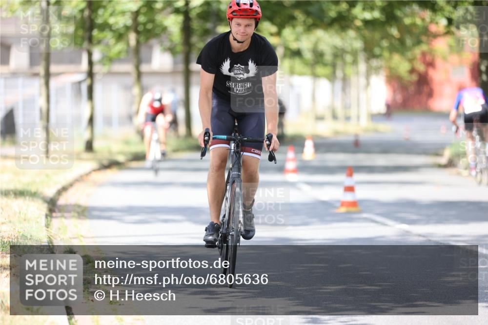 11.08.2024 - GEWOBA Citytriathlon Bremen H.Heesch http://msf.ph/oto/6805636 11.08.2024 12:20:40 Radfahren 759, 806, 826, 843, 853, 927 meine-sportfotos.de