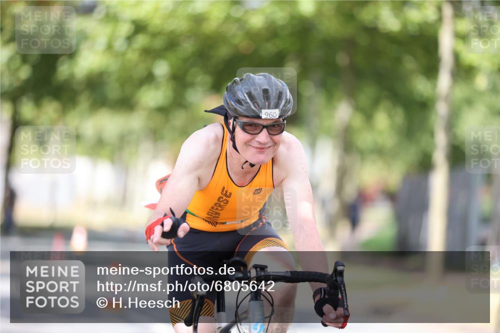 11.08.2024 - GEWOBA Citytriathlon Bremen H.Heesch http://msf.ph/oto/6805642 11.08.2024 12:12:29 Radfahren 749, 960, 961 meine-sportfotos.de