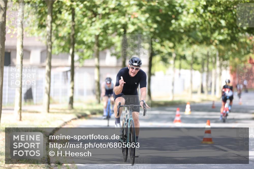 11.08.2024 - GEWOBA Citytriathlon Bremen H.Heesch http://msf.ph/oto/6805663 11.08.2024 12:12:32 Radfahren 749, 857, 960, 961, 993 meine-sportfotos.de