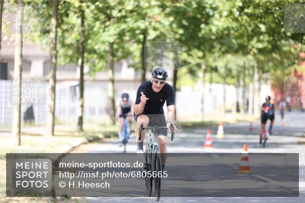 11.08.2024 - GEWOBA Citytriathlon Bremen H.Heesch http://msf.ph/oto/6805665 11.08.2024 12:12:33 Radfahren 749, 857, 960, 961, 993 meine-sportfotos.de