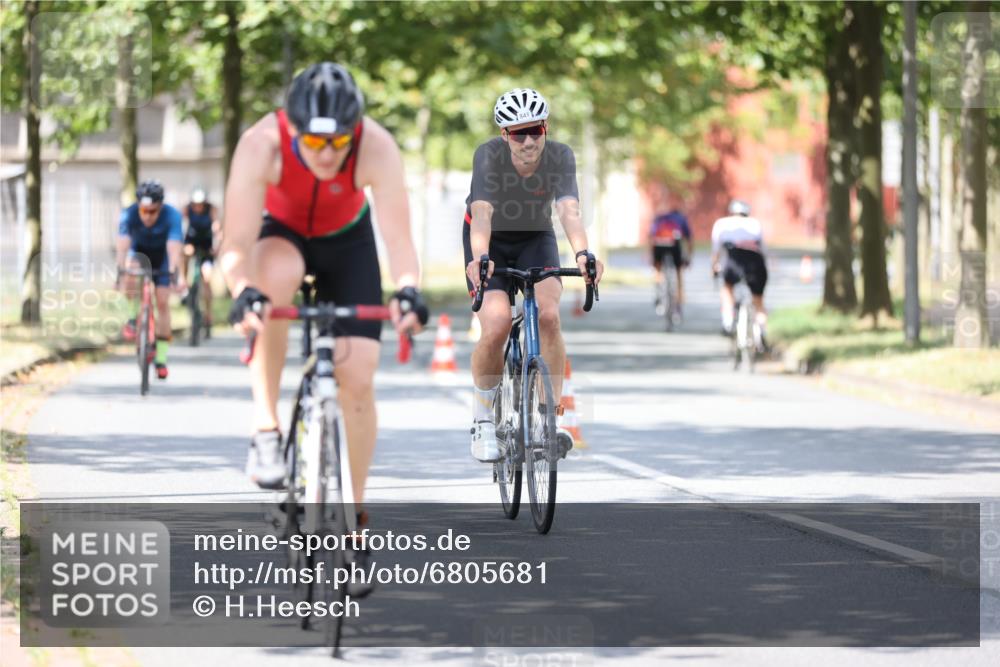 11.08.2024 - GEWOBA Citytriathlon Bremen H.Heesch http://msf.ph/oto/6805681 11.08.2024 12:20:43 Radfahren 759, 806, 826, 843, 853, 927 meine-sportfotos.de
