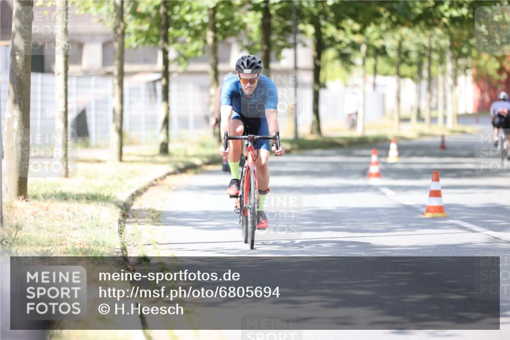 11.08.2024 - GEWOBA Citytriathlon Bremen H.Heesch http://msf.ph/oto/6805694 11.08.2024 12:20:44 Radfahren 759, 806, 826, 843, 853, 927 meine-sportfotos.de