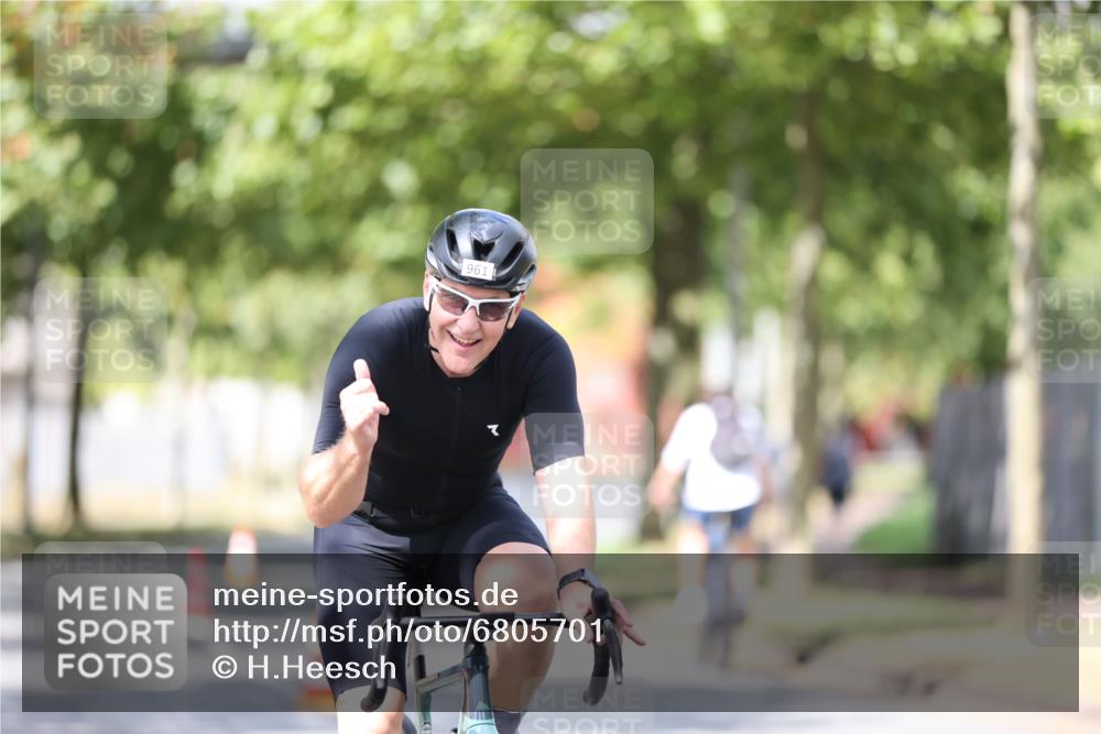 11.08.2024 - GEWOBA Citytriathlon Bremen H.Heesch http://msf.ph/oto/6805701 11.08.2024 12:12:33 Radfahren 749, 857, 960, 961, 993 meine-sportfotos.de