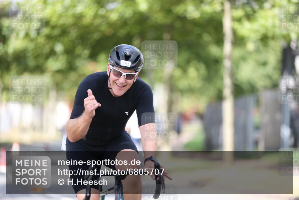 11.08.2024 - GEWOBA Citytriathlon Bremen H.Heesch http://msf.ph/oto/6805707 11.08.2024 12:12:34 Radfahren 749, 857, 960, 961, 993 meine-sportfotos.de