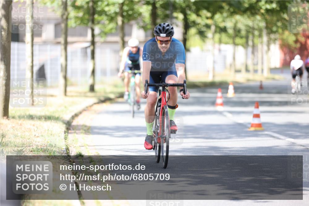 11.08.2024 - GEWOBA Citytriathlon Bremen H.Heesch http://msf.ph/oto/6805709 11.08.2024 12:20:45 Radfahren 759, 806, 826, 843, 853, 927 meine-sportfotos.de