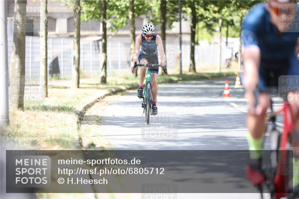 11.08.2024 - GEWOBA Citytriathlon Bremen H.Heesch http://msf.ph/oto/6805712 11.08.2024 12:20:46 Radfahren 759, 806, 826, 843, 853, 927 meine-sportfotos.de