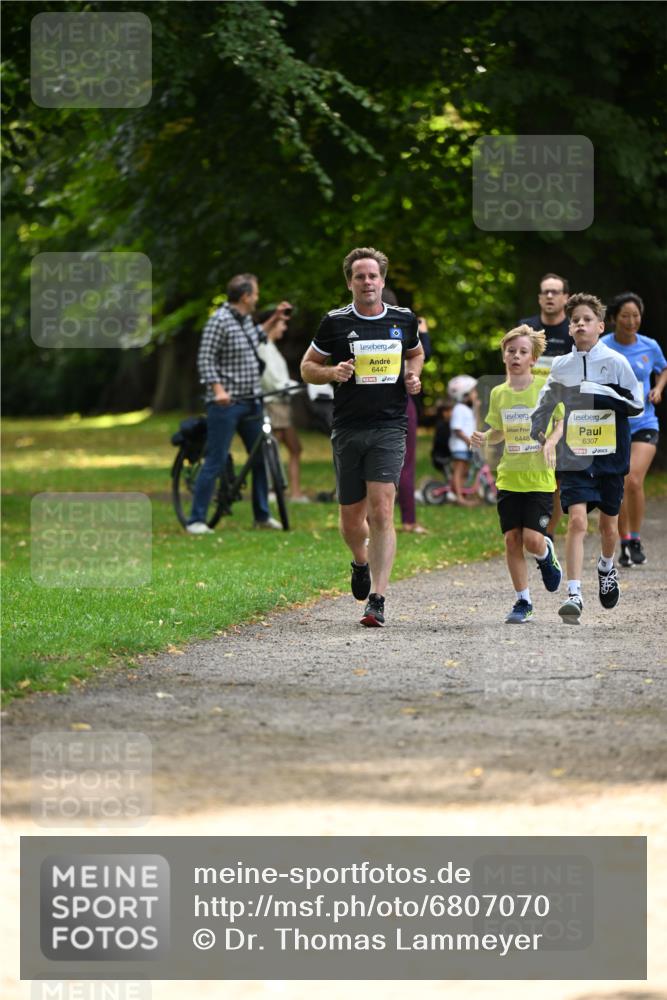 25.08.2024 - 20. Blankeneser Heldenlauf Dr. Thomas Lammeyer http://msf.ph/oto/6807070 25.08.2024 10:16:15 Laufen 6447, 6448, 6307 meine-sportfotos.de