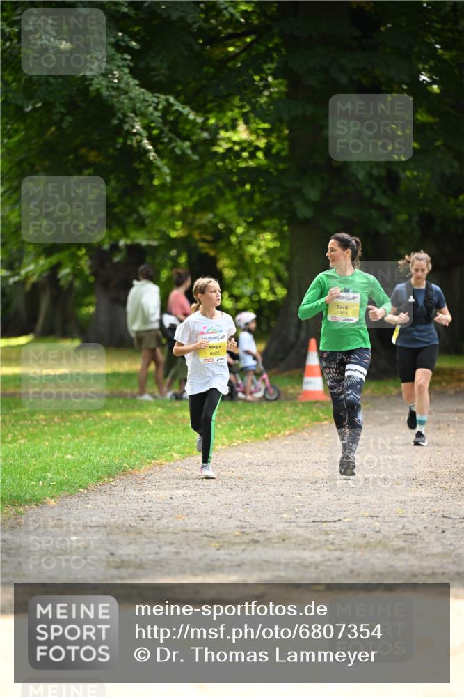 25.08.2024 - 20. Blankeneser Heldenlauf Dr. Thomas Lammeyer http://msf.ph/oto/6807354 25.08.2024 10:17:23 Laufen 6485, 6484 meine-sportfotos.de