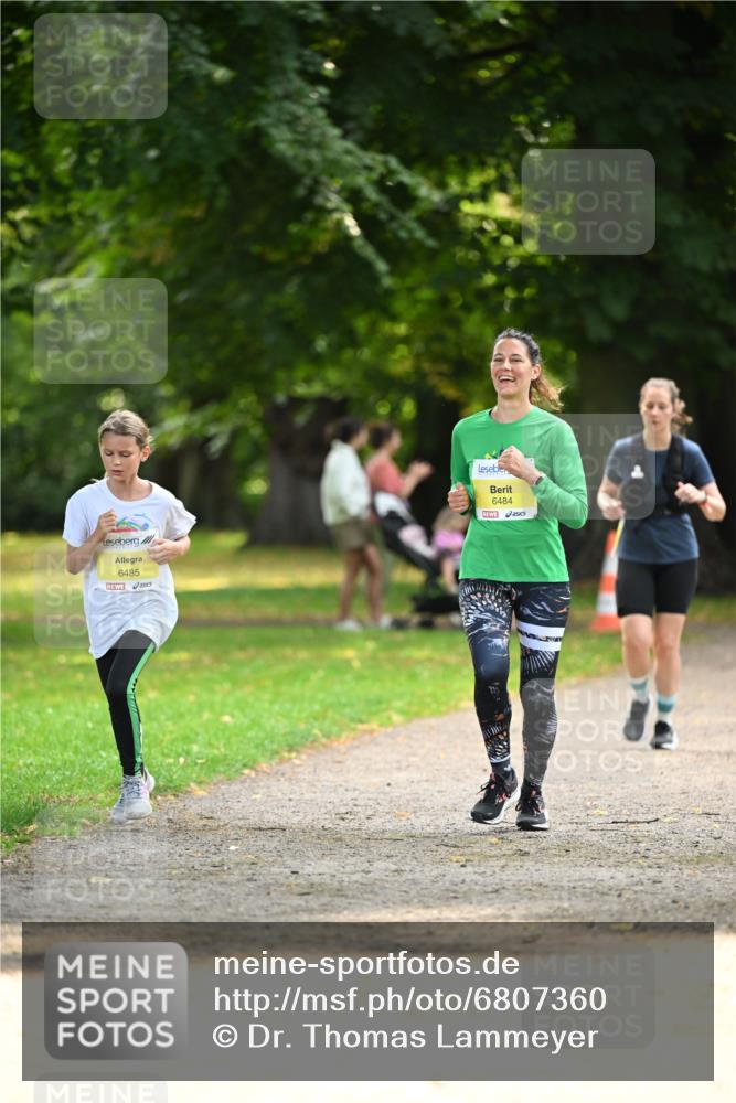 25.08.2024 - 20. Blankeneser Heldenlauf Dr. Thomas Lammeyer http://msf.ph/oto/6807360 25.08.2024 10:17:26 Laufen 6485, 6484 meine-sportfotos.de