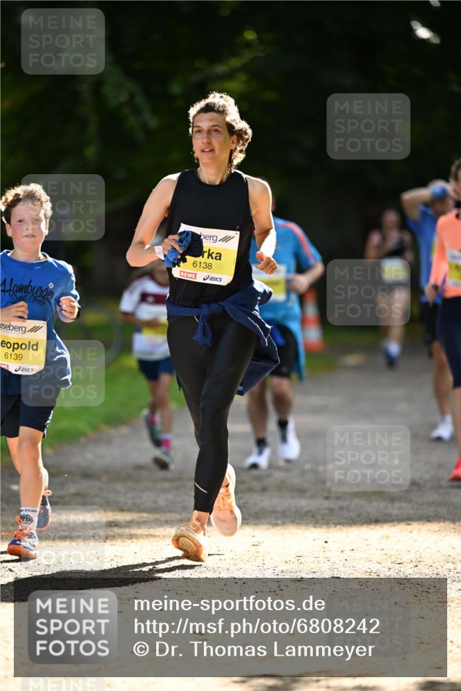 25.08.2024 - 20. Blankeneser Heldenlauf Dr. Thomas Lammeyer http://msf.ph/oto/6808242 25.08.2024 10:20:43 Laufen 6139, 6138 meine-sportfotos.de