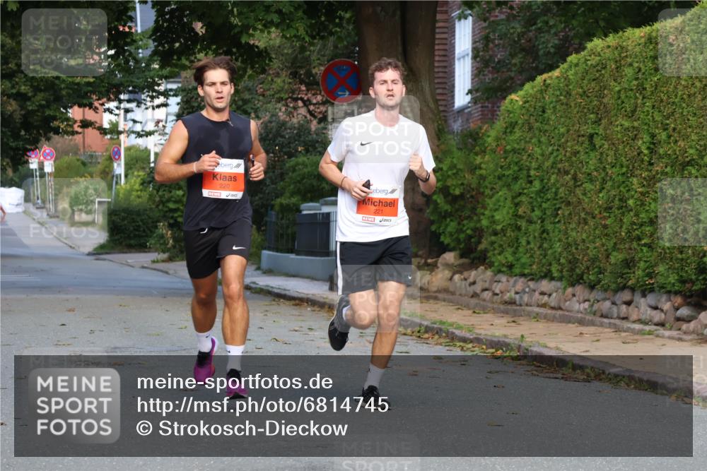 25.08.2024 - 20. Blankeneser Heldenlauf Strokosch-Dieckow http://msf.ph/oto/6814745 25.08.2024 09:39:58 Ziel 220, 221, 233 meine-sportfotos.de